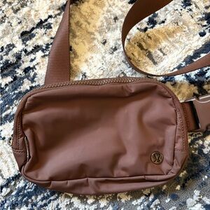 Lululemon Belt Bag 1L in Java